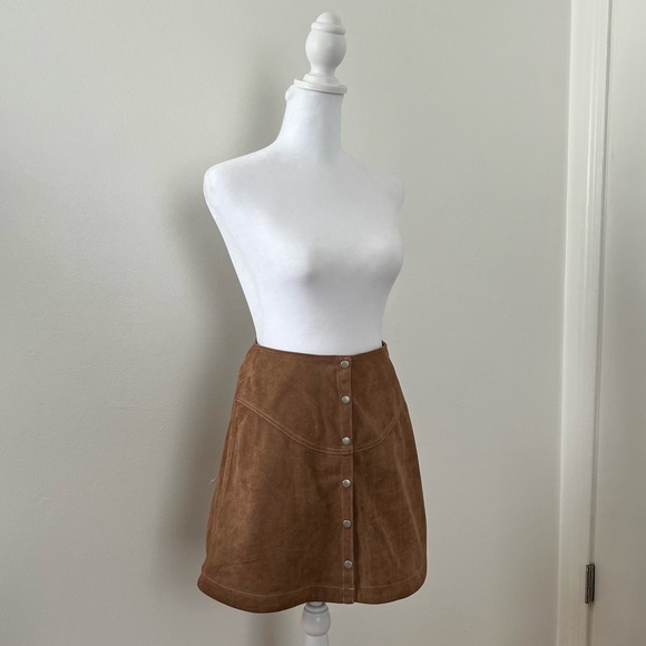 Brown buttoned vegan suede mini skirt - Picture 6 of 9